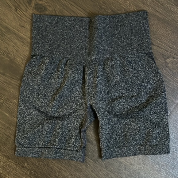 NWT Seamless Contour Shorts - Picture 2 of 4